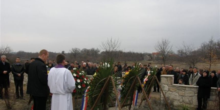 Polaganje vijenaca u spomen na žrtve Medviđe