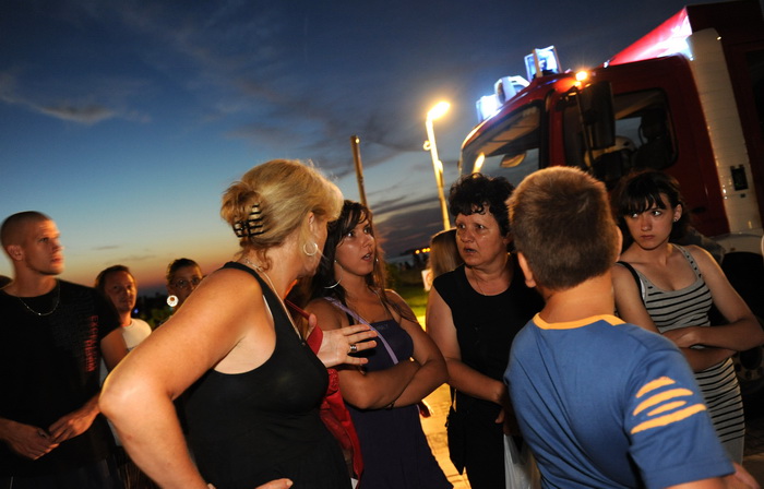 Zadar, 190810.
Veceras se u blizini zadarskih turistickih atrakcija morskih orgulja i pozdrava suncu iznenada srusilo stablo, na svu srecu nitko nije teze ozljedjen.
Foto : Andrija Lucic / cropix