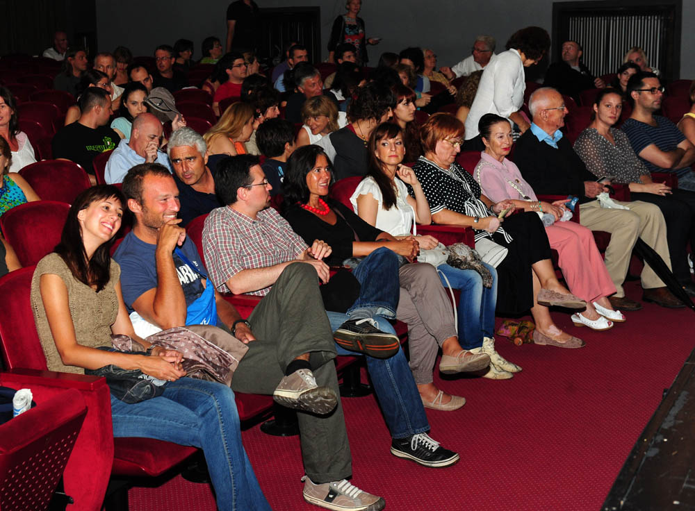 Zadar, .24.07.2012. snimio: Nenad Marčev
Brasil acoustic
Magda Mendes – vokal
Marcelo Godoy – vokal & akustična gitara
Nelson Latif – cavaquinho & akustična gitara
Gosti:
Renato Švorinić, bas,
Jadran Dučić Čićo, bubnjevi
Nebojša, ha Zadar, .24.07.2012. snimio: Nenad Marčev
Brasil acoustic
Magda Mendes – vokal
Marcelo Godoy – vokal & akustična gitara
Nelson Latif – cavaquinho & akustična gitara
Gosti:
Renato Švorinić, bas,
Jadran Dučić Čićo, bubnjevi
Nebojša, ha