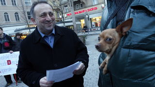 Zagreb, 040311.
Peti po redu, protuvladin prosvjed tzv. facebook grupe zapocinje veceras na Cvjetnom trgu.
Na fotografiji: Dinko Buric sabrski zastupnik HDSSB-a.
Foto: Davor Pongracic / CROPIX Zagreb, 040311.
Peti po redu, protuvladin prosvjed tzv. facebook grupe zapocinje veceras na Cvjetnom trgu.
Na fotografiji: Dinko Buric sabrski zastupnik HDSSB-a.
Foto: Davor Pongracic / CROPIX