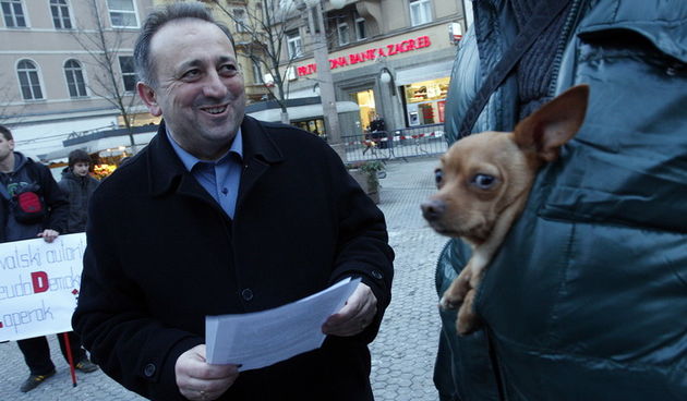 Zagreb, 040311. 
Peti po redu, protuvladin prosvjed tzv. facebook grupe zapocinje veceras na Cvjetnom trgu. 
Na fotografiji: Dinko Buric sabrski zastupnik HDSSB-a.
Foto: Davor Pongracic / CROPIX