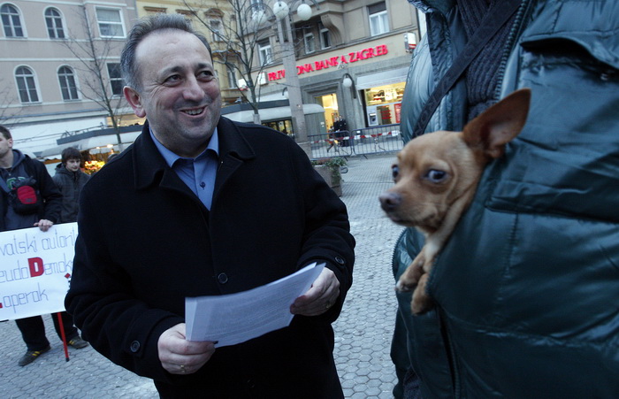 Zagreb, 040311.
Peti po redu, protuvladin prosvjed tzv. facebook grupe zapocinje veceras na Cvjetnom trgu.
Na fotografiji: Dinko Buric sabrski zastupnik HDSSB-a.
Foto: Davor Pongracic / CROPIX Zagreb, 040311.
Peti po redu, protuvladin prosvjed tzv. facebook grupe zapocinje veceras na Cvjetnom trgu.
Na fotografiji: Dinko Buric sabrski zastupnik HDSSB-a.
Foto: Davor Pongracic / CROPIX