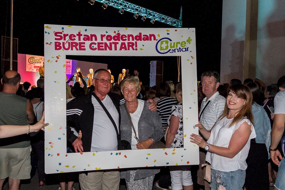 Tomislav Bralić i klapa Intrade na rođendanskoj proslavi Bure centra Tomislav Bralić i klapa Intrade na rođendanskoj proslavi Bure centra