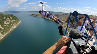 30.06.2013., Zadar – Povodom ulaska Republike Hrvatske u Europsku uniju mladic i djevojka skocili su s Maslenickog mosta sa zastavom Europske unije, dok je mladi Britanac skocio sa hrvatskom zastavom. Photo: Filip Brala/PIXSELL Autor  Filip Brala/PIXSEL