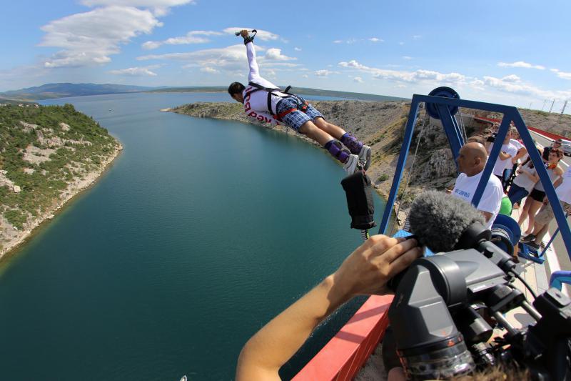 30.06.2013., Zadar – Povodom ulaska Republike Hrvatske u Europsku uniju mladic i djevojka skocili su s Maslenickog mosta sa zastavom Europske unije, dok je mladi Britanac skocio sa hrvatskom zastavom. Photo: Filip Brala/PIXSELL Autor  Filip Brala/PIXSEL