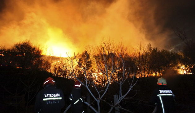 Solin, Rupotina Nincevici, 110312. 
Veceras pod olujnom burom buknio je veliki sumski pozar koji je hara nedaleko od kuca.
Nosen jakom burom pozar se rasirio i prema Klisu, Magistrala Solin Klis je zatvorena za sav promet.
Foto: Zvonimir Barisin / CROPIX