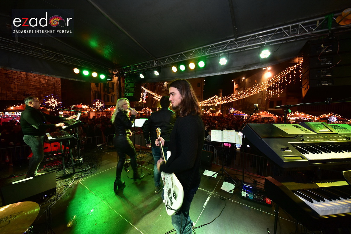 Tisuće Zadrana uživalo na krcatom Narodnom trgu i Tgu Petra Zoranića uz Tomislava Bralića i klapu Intrade Tisuće Zadrana uživalo na krcatom Narodnom trgu i Tgu Petra Zoranića uz Tomislava Bralića i klapu Intrade