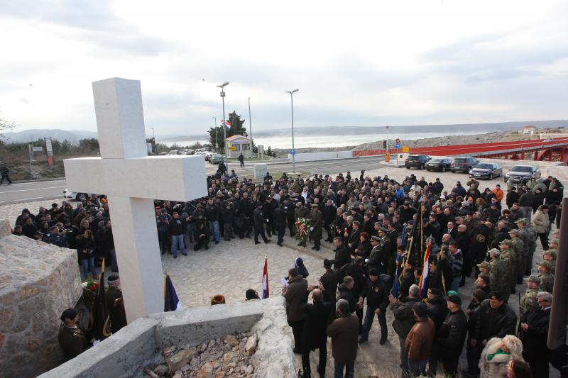 Maslenica: Otkrivanje spomen obilježja križa za poginule hrvatske branitelje u VRO Maslenica ´93, Foto: Filip Brala/PIXSELL