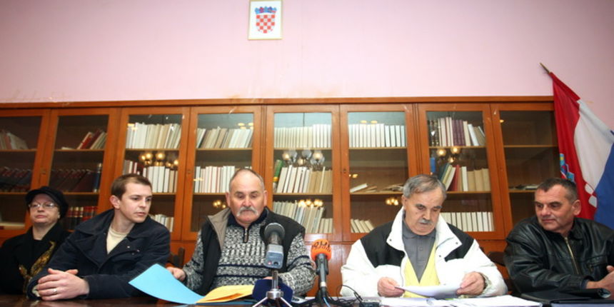 Zadar, 170212.
Bivsi radnici propalih zadarskih poduzeca danas su u Domu sindikata osnovali udrugu Solidarnost. Boriti ce se za poboljsanje socijalnog statusa nezaposlanih radnika.
Foto : Andrija Lucic / CROPIX Zadar, 170212.
Bivsi radnici propalih zadarskih poduzeca danas su u Domu sindikata osnovali udrugu Solidarnost. Boriti ce se za poboljsanje socijalnog statusa nezaposlanih radnika.
Foto : Andrija Lucic / CROPIX