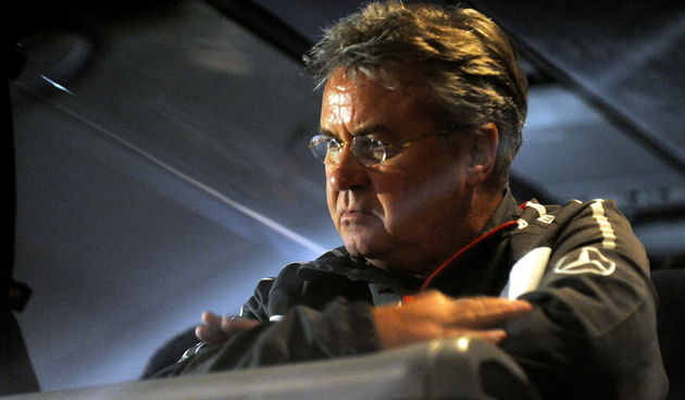 Zagreb, 131111.Dolazak turske nogometne reprezentacije na zagrebacki aerodrom Pleso pred kvalifikacijsku uzvratnu utakmicu protiv Hrvatske za odlazak na Euro 2012. u Poljskoj i Ukrajini. Na slici: Guus Hiddink izbornik Turske.Foto: Drago Sopta / CROPIX