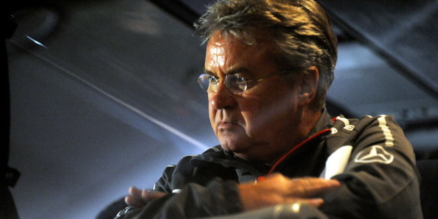 Zagreb, 131111.Dolazak turske nogometne reprezentacije na zagrebacki aerodrom Pleso pred kvalifikacijsku uzvratnu utakmicu protiv Hrvatske za odlazak na Euro 2012. u Poljskoj i Ukrajini. Na slici: Guus Hiddink izbornik Turske.Foto: Drago Sopta / CROPIX