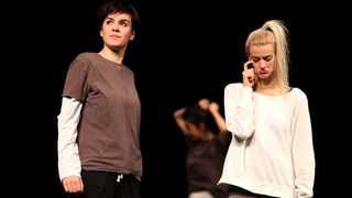 Kazalište KNAP i Umjetnička organizacija Kravice, predstava “Glumice&to”; foto Iva Perinčić Kazalište KNAP i Umjetnička organizacija Kravice, predstava “Glumice&to”; foto Iva Perinčić