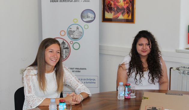 Benkovačke odlikašice Matea i Jelena za izvrsnost dobile računala