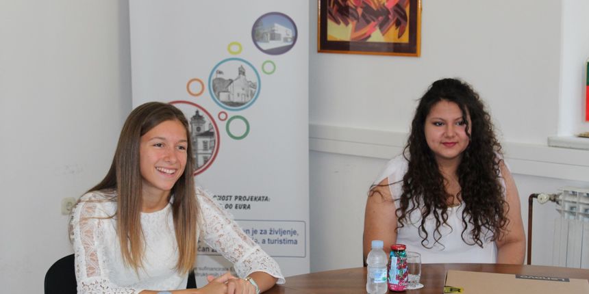 Benkovačke odlikašice Matea i Jelena za izvrsnost dobile računala Benkovačke odlikašice Matea i Jelena za izvrsnost dobile računala