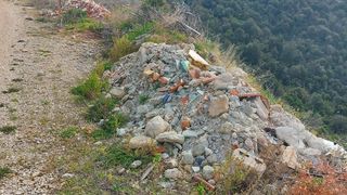 Na Pašmanu ponovno ilegalni otpad, iz Općine traže pomoć u pronalasku počinitelja Na Pašmanu ponovno ilegalni otpad, iz Općine traže pomoć u pronalasku počinitelja