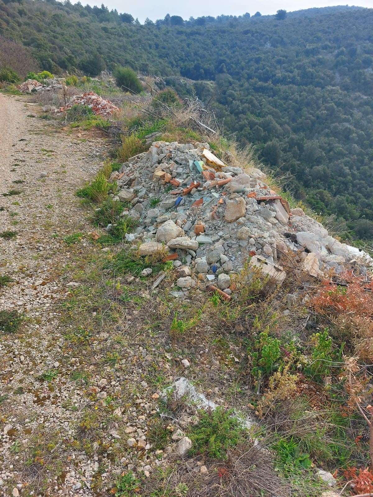 Na Pašmanu ponovno ilegalni otpad, iz Općine traže pomoć u pronalasku počinitelja Na Pašmanu ponovno ilegalni otpad, iz Općine traže pomoć u pronalasku počinitelja