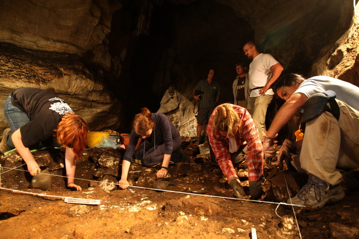 Zadar, 060712.
Predstavljanje novih arheoloskih nalaza iz spilje neandertalaca iz srednjeg paleolitika. Spilja se nalazi u kanjonu ispod utvrde Klicevica u blizini Benkovca. Arheolozi su pronasli ostatke alata kojima su se sluzili neandertalci prije 40 ti