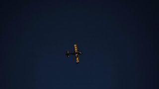 Aerodrom Vrsar domacin Red Bull Air Race Svjetskog prvenstva 2014. Red Bull Air Race okuplja najbolje svjetske pilote koji kombinacijom brzine, preciznosti i vjestine upravljaju okretnim avionima, provlaceci se kroz 25 m visoka vrata, do brzine od cak 370 Aerodrom Vrsar domacin Red Bull Air Race Svjetskog prvenstva 2014. Red Bull Air Race okuplja najbolje svjetske pilote koji kombinacijom brzine, preciznosti i vjestine upravljaju okretnim avionima, provlaceci se kroz 25 m visoka vrata, do brzine od cak 370