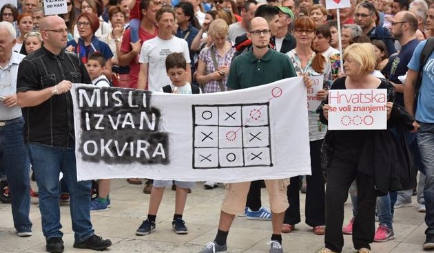 Skup podrške cjelovitoj kurikularnoj reformi “Hrvatska može bolje” na zadarskom Narodnom trgu. Photo. Dino Stanin/PIXSELL