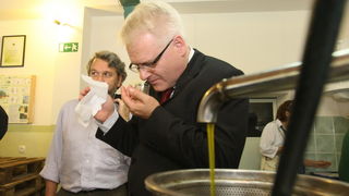 Zadar, 031010.
Predsjednik Hrvatske Ivo Josipovic posjetio je mjesto Lun na otoku Pagu. Obisao je stari maslinik i uljaru Lun Zeljimira Badurine.
Na fotografiji: predsjednik u uljari.
Foto : Vladimir Ivanov / CROPIX