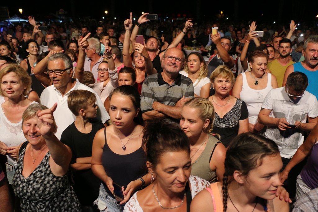 S Alenom Islamovićem po pljusku pjevalo šest tisuća Virana