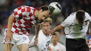 Klagenfurt, 190510.
Prijateljska nogometna utakmica na stadionu Hypo Group Arena izmedju reprezentacija Austrije i Hrvatske.
Na slici: Gordon Schildenfeld u skoku sa loptom.
Foto: Drago Sopta / CROPIX