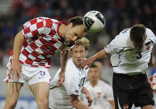 Klagenfurt, 190510.
Prijateljska nogometna utakmica na stadionu Hypo Group Arena izmedju reprezentacija Austrije i Hrvatske.
Na slici: Gordon Schildenfeld u skoku sa loptom.
Foto: Drago Sopta / CROPIX