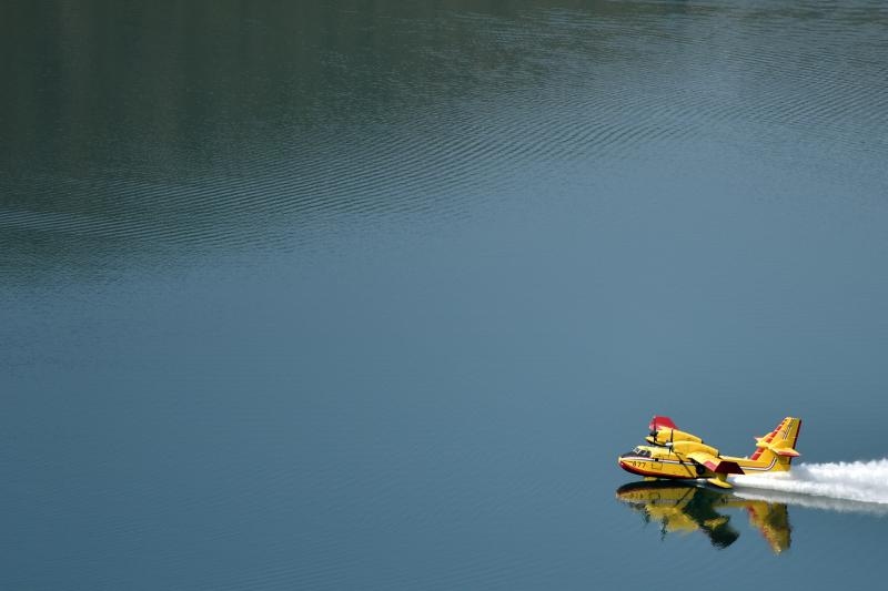 Piloti kanadera oduševljavali spektakularnim uzimanjem vode iz Visovačkog jezera Piloti kanadera oduševljavali spektakularnim uzimanjem vode iz Visovačkog jezera