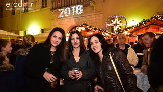 Tisuće Zadrana uživalo na krcatom Narodnom trgu i Tgu Petra Zoranića uz Tomislava Bralića i klapu Intrade Tisuće Zadrana uživalo na krcatom Narodnom trgu i Tgu Petra Zoranića uz Tomislava Bralića i klapu Intrade