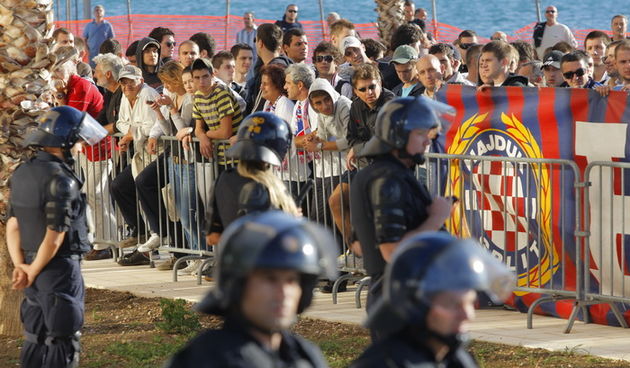 Split, 151012.Navijaci Hajduka, Torcida okupili su se ispred zgrade Gradske uprave ( Banovine) gdje cekaju ishod nove sjednice Gradskog vijeca o 30 milijuna kuna jamstva za Hajduk sto bi sprijecilo da klub ne ode u stecaj.Na fotografiji: policijsko osig