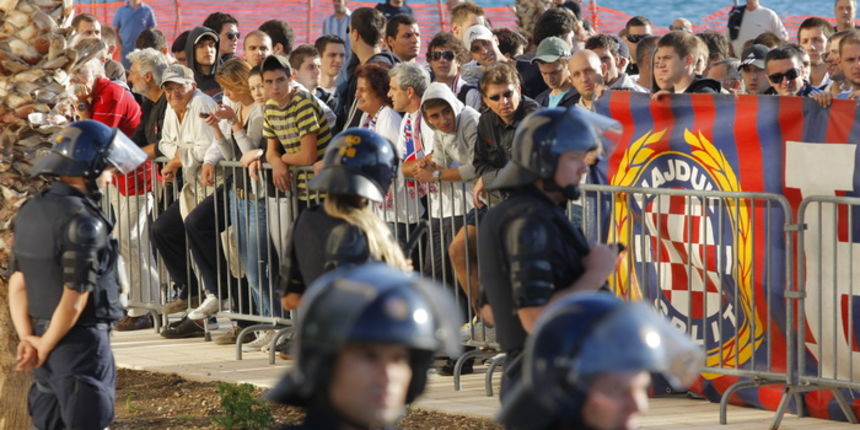 Split, 151012.Navijaci Hajduka, Torcida okupili su se ispred zgrade Gradske uprave ( Banovine) gdje cekaju ishod nove sjednice Gradskog vijeca o 30 milijuna kuna jamstva za Hajduk sto bi sprijecilo da klub ne ode u stecaj.Na fotografiji: policijsko osig Split, 151012.Navijaci Hajduka, Torcida okupili su se ispred zgrade Gradske uprave ( Banovine) gdje cekaju ishod nove sjednice Gradskog vijeca o 30 milijuna kuna jamstva za Hajduk sto bi sprijecilo da klub ne ode u stecaj.Na fotografiji: policijsko osig