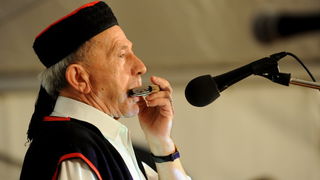 Zadar, 080111.
U Nadinu, selu pokraj Benkovca odrzana je danas
4. Cvitarijada pod nazivom Najbolji cvitarasi od Nina do Knina. Rijec je o natjecanju u kojem je sudjelovalo oko
30-ak samoukih sviraca etno skladbi na usnoj harmonici.
Na slici: natjecate Zadar, 080111.
U Nadinu, selu pokraj Benkovca odrzana je danas
4. Cvitarijada pod nazivom Najbolji cvitarasi od Nina do Knina. Rijec je o natjecanju u kojem je sudjelovalo oko
30-ak samoukih sviraca etno skladbi na usnoj harmonici.
Na slici: natjecate