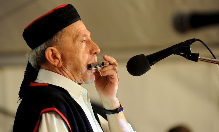 Zadar, 080111.
U Nadinu, selu pokraj Benkovca odrzana je danas
4. Cvitarijada pod nazivom Najbolji cvitarasi od Nina do Knina. Rijec je o natjecanju u kojem je sudjelovalo oko
30-ak samoukih sviraca etno skladbi na usnoj harmonici.
Na slici: natjecate Zadar, 080111.
U Nadinu, selu pokraj Benkovca odrzana je danas
4. Cvitarijada pod nazivom Najbolji cvitarasi od Nina do Knina. Rijec je o natjecanju u kojem je sudjelovalo oko
30-ak samoukih sviraca etno skladbi na usnoj harmonici.
Na slici: natjecate