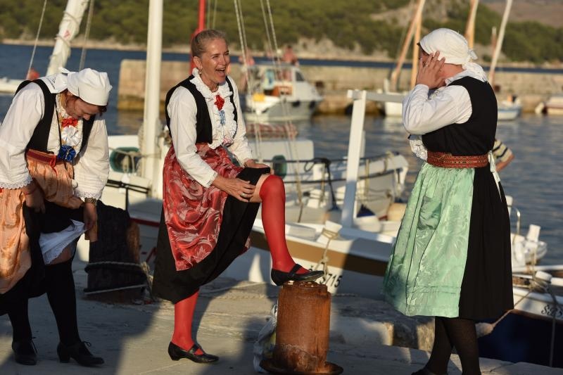 Tradicionalna ženska regata gajeta na vesla u Krapnju
