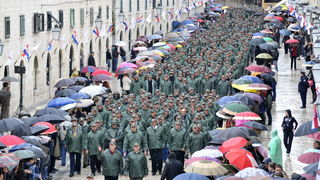 Dubrovnik, 061211.
Svecani mimohod i postrojavanje branitelja grada Dubrovnika iz 1991. godine na Stradunu u sklopu proslave dana Branitelja pred predsjednikom RH Ivom Josipovicem.
Foto: Tonci Plazibat / CROPIX Dubrovnik, 061211.
Svecani mimohod i postrojavanje branitelja grada Dubrovnika iz 1991. godine na Stradunu u sklopu proslave dana Branitelja pred predsjednikom RH Ivom Josipovicem.
Foto: Tonci Plazibat / CROPIX