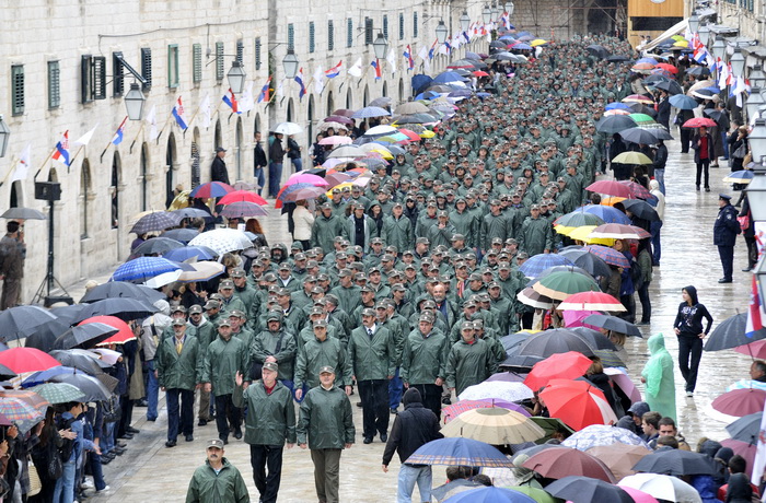 Dubrovnik, 061211.
Svecani mimohod i postrojavanje branitelja grada Dubrovnika iz 1991. godine na Stradunu u sklopu proslave dana Branitelja pred predsjednikom RH Ivom Josipovicem.
Foto: Tonci Plazibat / CROPIX Dubrovnik, 061211.
Svecani mimohod i postrojavanje branitelja grada Dubrovnika iz 1991. godine na Stradunu u sklopu proslave dana Branitelja pred predsjednikom RH Ivom Josipovicem.
Foto: Tonci Plazibat / CROPIX