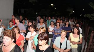 Na Stanovima se Kraljica mira slavi već preko 20 godina, a sinoćnjim misnim slavljem, procesijom i kasnije koncertom na školskom igralištu Stanarci su proslavili još jednu feštu. Koncert su održali grupa Dalmatico i Ivica Sikirić Ićo, foto: I. Perinčić Na Stanovima se Kraljica mira slavi već preko 20 godina, a sinoćnjim misnim slavljem, procesijom i kasnije koncertom na školskom igralištu Stanarci su proslavili još jednu feštu. Koncert su održali grupa Dalmatico i Ivica Sikirić Ićo, foto: I. Perinčić