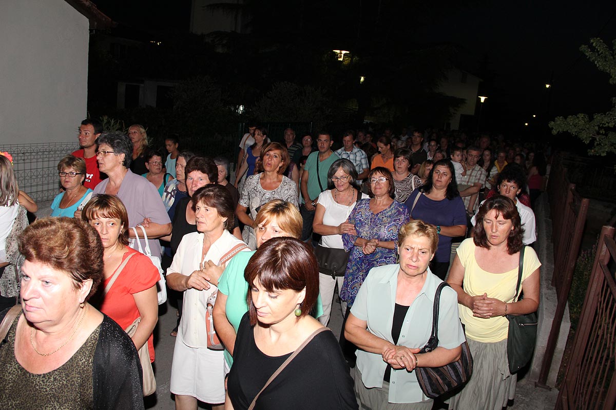 Na Stanovima se Kraljica mira slavi već preko 20 godina, a sinoćnjim misnim slavljem, procesijom i kasnije koncertom na školskom igralištu Stanarci su proslavili još jednu feštu. Koncert su održali grupa Dalmatico i Ivica Sikirić Ićo, foto: I. Perinčić Na Stanovima se Kraljica mira slavi već preko 20 godina, a sinoćnjim misnim slavljem, procesijom i kasnije koncertom na školskom igralištu Stanarci su proslavili još jednu feštu. Koncert su održali grupa Dalmatico i Ivica Sikirić Ićo, foto: I. Perinčić