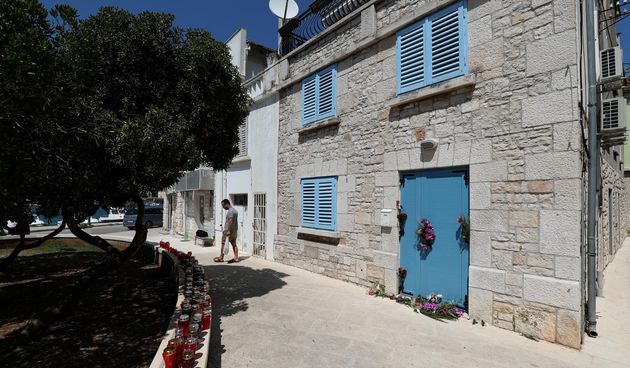 Vela Luka: Veliki broj svijeća i cvijeća ispred kuće Olivera Dragojevića