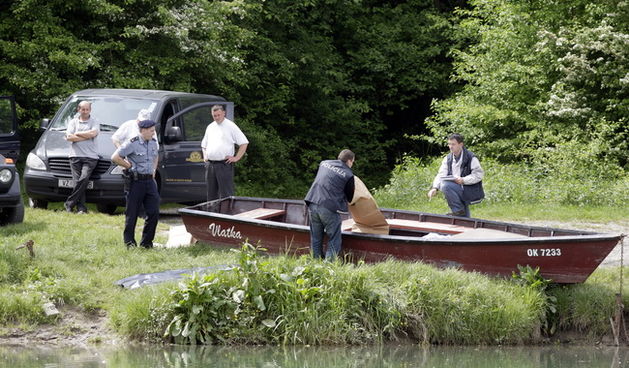 Varazdin, 120511. Na Dravi kod Varazdina u predjelu kod Sinterije pronadjena su dva lesa zasad jos nepoznatih mladjih djevojaka. Navodno je rijec o maturanticama Srednje strukovne skole. Foto: Zeljko Hajdinjak / Cropix