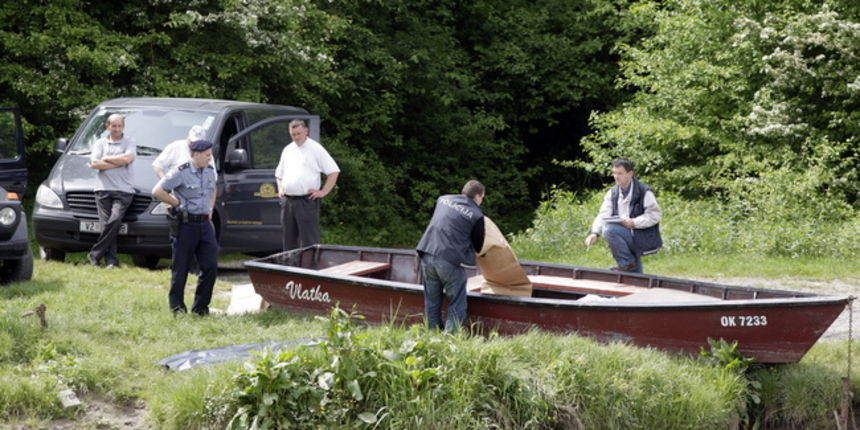 Varazdin, 120511. Na Dravi kod Varazdina u predjelu kod Sinterije pronadjena su dva lesa zasad jos nepoznatih mladjih djevojaka. Navodno je rijec o maturanticama Srednje strukovne skole. Foto: Zeljko Hajdinjak / Cropix Varazdin, 120511. Na Dravi kod Varazdina u predjelu kod Sinterije pronadjena su dva lesa zasad jos nepoznatih mladjih djevojaka. Navodno je rijec o maturanticama Srednje strukovne skole. Foto: Zeljko Hajdinjak / Cropix