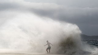 Zadar, 260812
Olujno nevrijeme sa jakim zapadnim vjetrom zahvatilo je u ranim popodnevnim satima zadarsko podrucje na radost brojnih turista i Zadrana koji su uzivali u prekrasnim prizorima, ali isto tako i na nesrecu mnogih nauticara kojima je ovakva olu