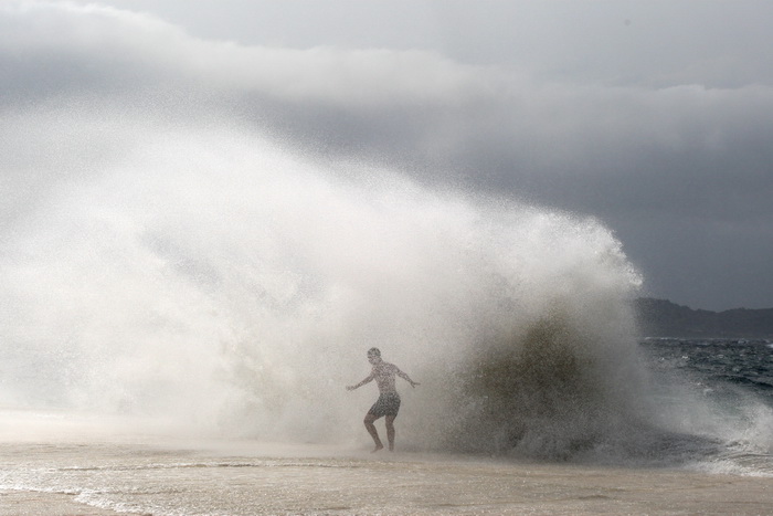 Zadar, 260812
Olujno nevrijeme sa jakim zapadnim vjetrom zahvatilo je u ranim popodnevnim satima zadarsko podrucje na radost brojnih turista i Zadrana koji su uzivali u prekrasnim prizorima, ali isto tako i na nesrecu mnogih nauticara kojima je ovakva olu