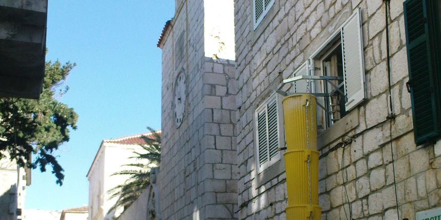 Selidba Erste Banke u Pagu (Foto: J. Portada) Selidba Erste Banke u Pagu (Foto: J. Portada)