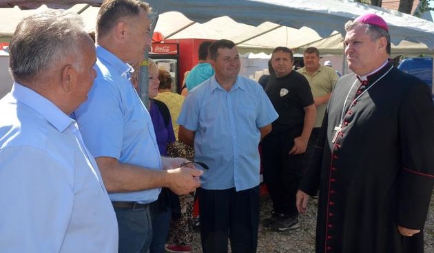 Nekoliko tisuca vjernika proslavilo je blagdan Velike Gospe u marijanskom svetistu Majke nasih stradanja. Nakon procesije odrzano je misno slavlje koje je predvodio sisacki biskup Vlado Kosic. Photo: Nikola Cutuk/PIXSELL