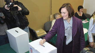 Zagreb, 041211.
Parlamentarni izbori 2011.
Biracko mjesto u Palmoticevoj 30.
Na slici: glasovanje supruge predsjednika RH Ive Josipovica, Mirjane Josipovic.
Foto: Marko Miscevic / CROPIX