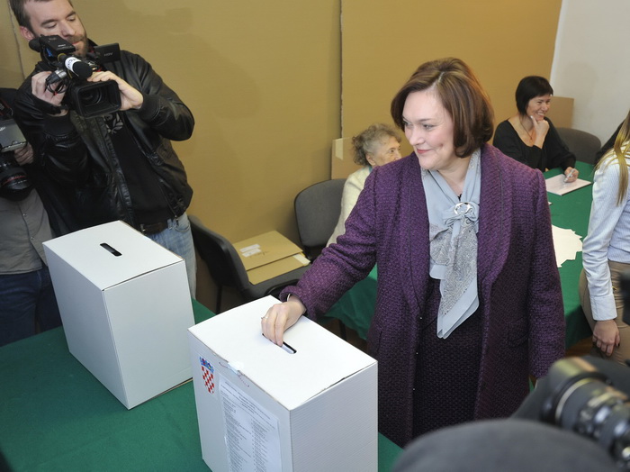 Zagreb, 041211.
Parlamentarni izbori 2011.
Biracko mjesto u Palmoticevoj 30.
Na slici: glasovanje supruge predsjednika RH Ive Josipovica, Mirjane Josipovic.
Foto: Marko Miscevic / CROPIX
