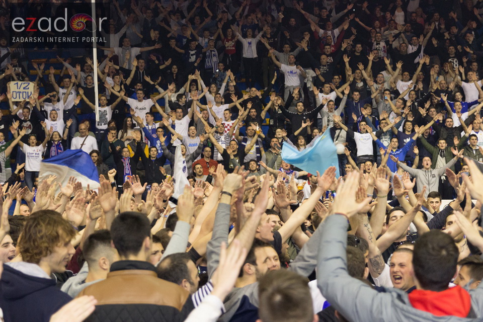 Humanitarno gledanje utakmice Zadar-Cibona (85-84) u Jazinama Humanitarno gledanje utakmice Zadar-Cibona (85-84) u Jazinama