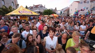 U Tribunju su održane 49. po redu magareće trke na kojima je sudjelovalo 12 jahača, a pobjedu je odnio Roko Popov na magarcu Renault 4. Photo: Duško Jaramaz/PIXSELL U Tribunju su održane 49. po redu magareće trke na kojima je sudjelovalo 12 jahača, a pobjedu je odnio Roko Popov na magarcu Renault 4. Photo: Duško Jaramaz/PIXSELL