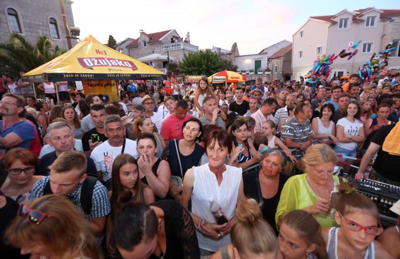 U Tribunju su održane 49. po redu magareće trke na kojima je sudjelovalo 12 jahača, a pobjedu je odnio Roko Popov na magarcu Renault 4. Photo: Duško Jaramaz/PIXSELL U Tribunju su održane 49. po redu magareće trke na kojima je sudjelovalo 12 jahača, a pobjedu je odnio Roko Popov na magarcu Renault 4. Photo: Duško Jaramaz/PIXSELL